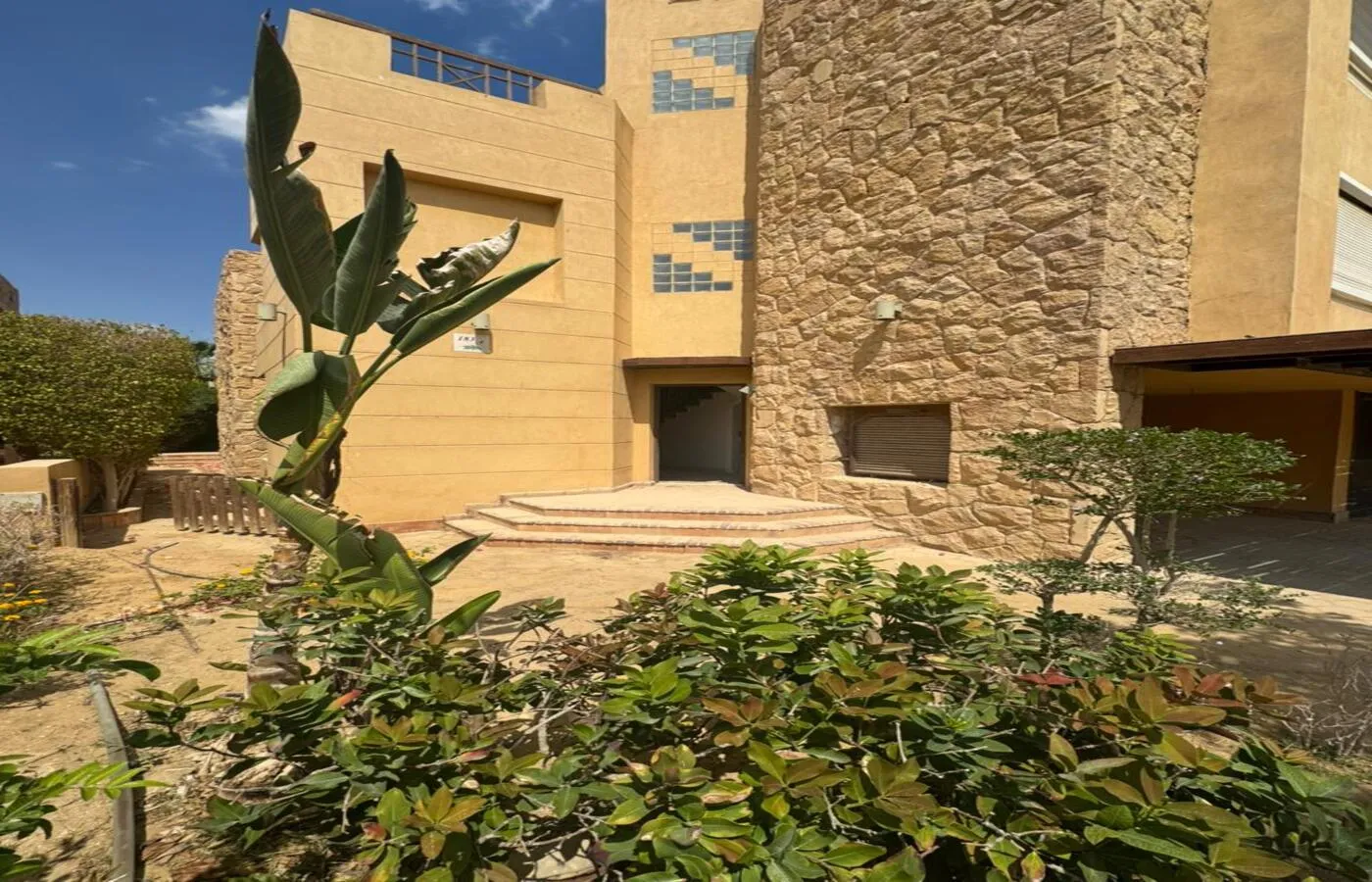 فيلا للبيع في عين باي - 360 م² - BE-R0741